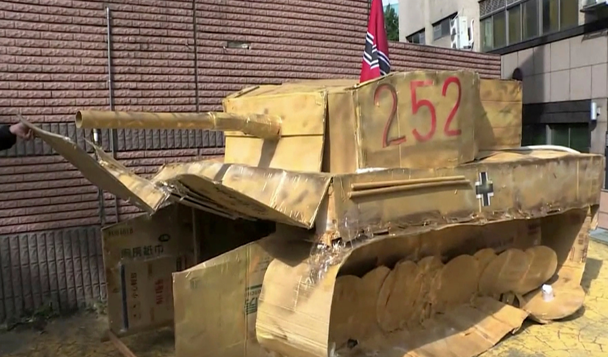 «Χαιρετίστε τον Χίτλερ αλλιώς το τανκ θα σας συνθλίψει ή θα οδηγηθείτε στον θάλαμο αερίων»