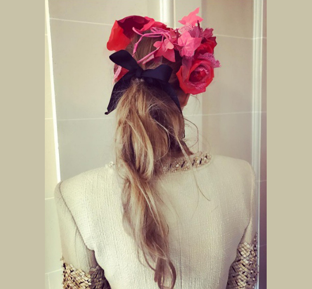 «Το φιογκάτο». Φέτος, η τάση στα μαλλιά είναι να μην δείχνουν πολύ στυλιζαρισμένα. Θέλουμε να φαίνονται ελαφρώς ατημέλητα, γι' αυτό δεν προτιμούμε ούτε την πολλή μπούκλα, ούτε τα πολύ αυστηρά ισιώματα. Χαλαρά πράγματα, κορίτσια. Το πρώτο χτένισμα, «το φιογκάτο» (οι ονομασίες είναι δικής μου εμπνεύσεως, μην τις γκουγκλάρεις) είναι εμπνευσμένο από τον Sam McKnight, τον hair artist, που επιμελείται τα μαλλιά στις πασαρέλες των πιο αναγνωρισμένων οίκων μόδας εδώ και 3 δεκαετίες. Ιδού η πρότασή του.