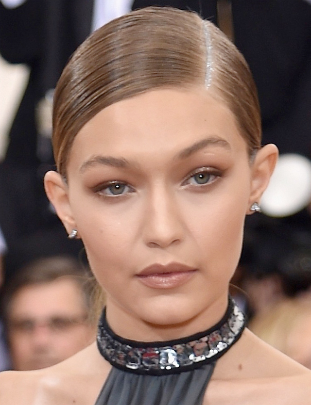  «Το γκλιτεράτο». Αυτό το χτένισμα είναι εμπνευσμένο από τη μία και μοναδική Gigi Hadid στην εμφάνισή της στο φετινό Met Gala. Το έκανε και η Rita Ora, αλλά τι να μας πει το κορίτσι. Το λοιπόν, η Gigi  επέλεξε να χρωματίσει τη χωρίστρα της με ασημί γκλίτερ. Μπράβο και πάλι μπράβο για την ιδέα. Ιδού.