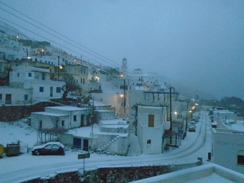 Μέχρι τη θάλασσα έφτασε το χιόνι - naxospress.gr Μέχρι τη θάλασσα έφτασε το χιόνι - naxospress.gr