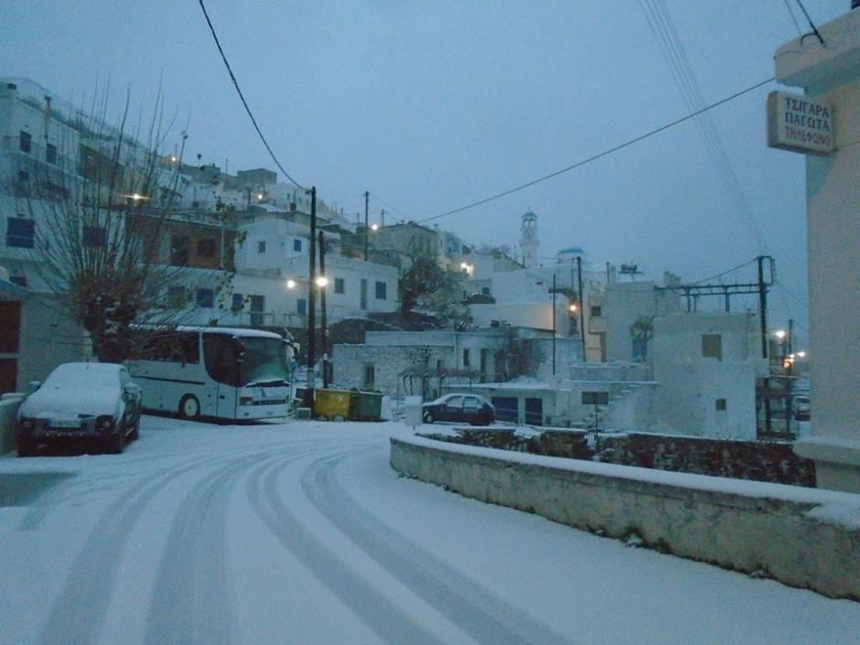 Μέχρι τη θάλασσα έφτασε το χιόνι - naxospress.gr