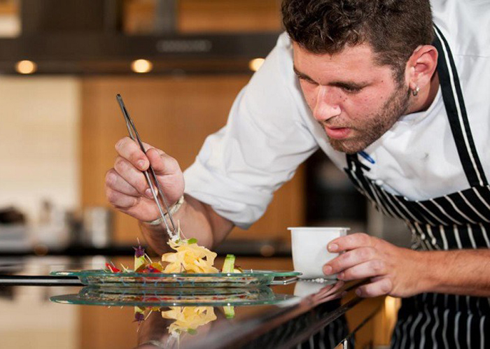 Χάρης Νικολούζος Χάρης Νικολούζος