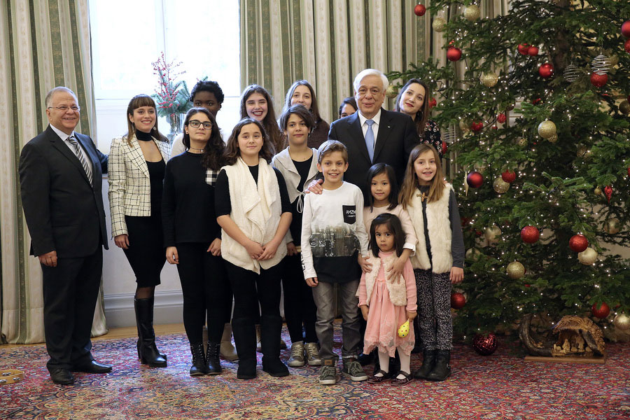 Ο Παυλόπουλος με παιδιά από το Χαμόγελο του Παιδιού