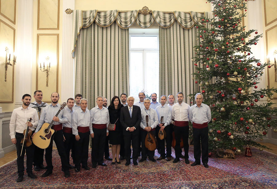 Ο Παυλόπουλος με τους Τραγουδιστάδες της Ζακύνθου