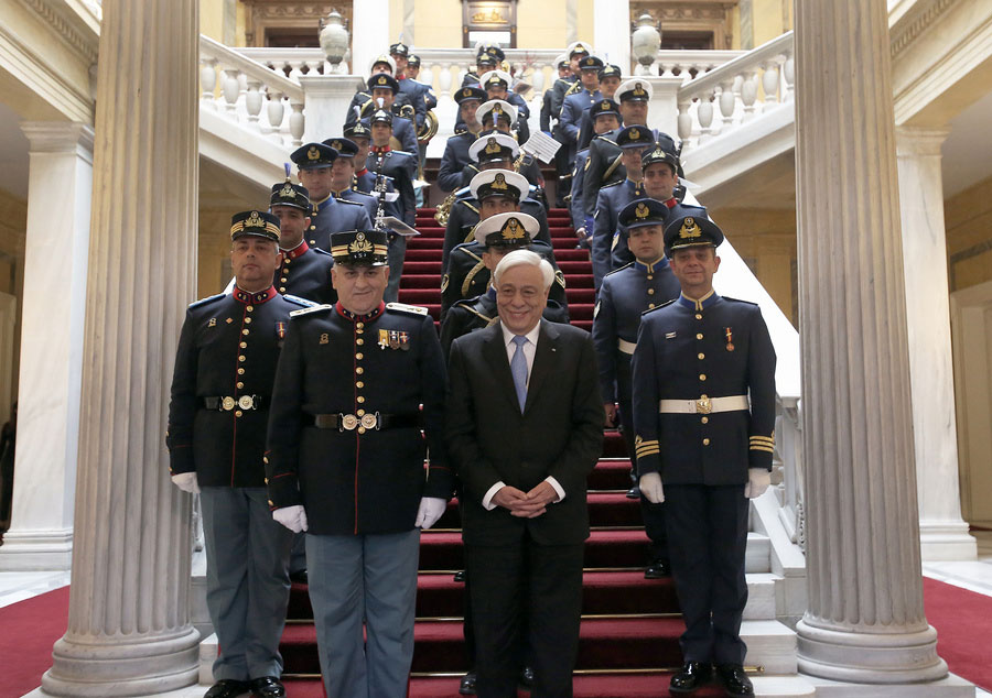 Ο Παυλόπουλος με την μπάντα των Ενόπλων Δυνάμεων