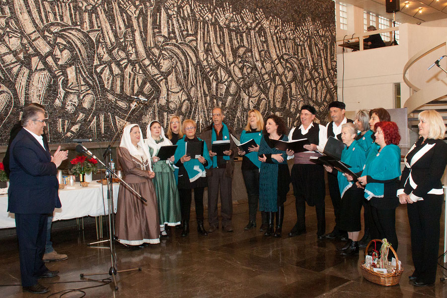 Ο Μικρασιατικός Σύλλογος Καισαριανής ψέλνει τα κάλαντα στον Δημήτρη Κουτσούμπα