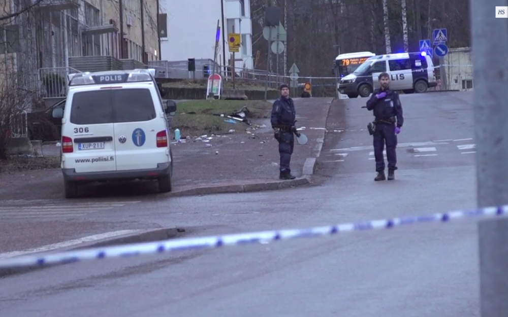 Αυτοκίνητο έπεσε πάνω σε πλήθος στο Ελσίνκι Αυτοκίνητο έπεσε πάνω σε πλήθος στο Ελσίνκι