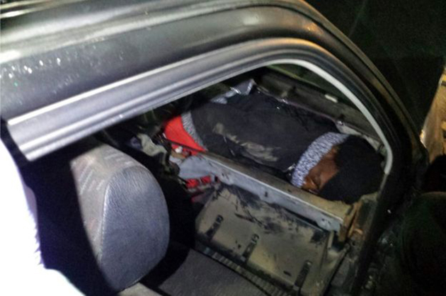 Σύγχρονοι δουλέμποροι έκρυψαν μετανάστες μέσα σε βαλίτσα και στο ταμπλό του αυτοκινήτου