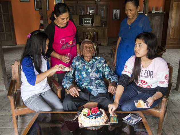 Έσβησε 146 κεράκια ο γηραιότερος άνθρωπος στον κόσμο