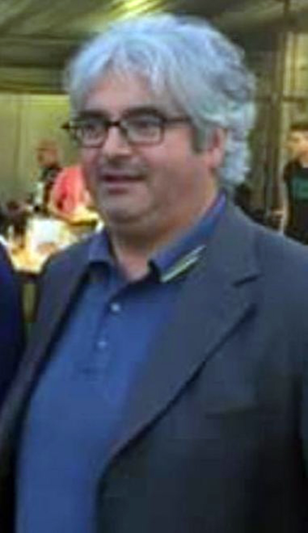 Καθολικός παπάς μετέτρεψε τον οίκο του Θεού σε βίλα των οργίων Καθολικός παπάς μετέτρεψε τον οίκο του Θεού σε βίλα των οργίων