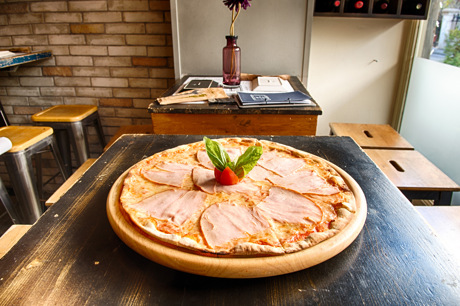 Οι βέρες ιταλιάνες πίτσες με την τραγανή και λεπτή ζύμη είναι το μεγάλο ατού του School Pizza Bar