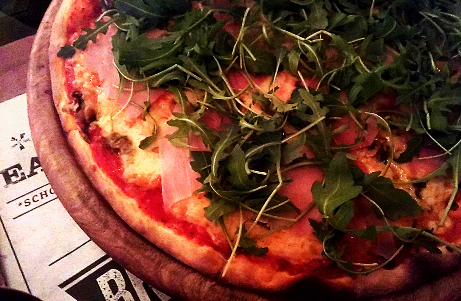 Η πίτσα “Frescesa” με σάλτσα ντομάτας, μοτσαρέλα, ψητό χοιρινό, μανιτάρια και φρέσκα ρόκα