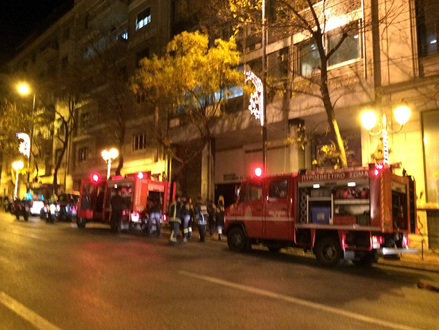 Μεγάλη πυρκαγιά σε κτίριο στην οδό Ακαδημίας 