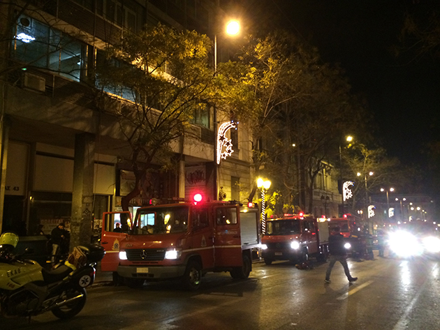 Μεγάλη πυρκαγιά σε κτίριο στην οδό Ακαδημίας 