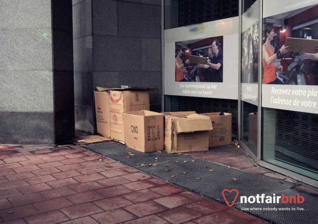 Ένα ψεύτικο Airbnb για αληθινούς άστεγους Ένα ψεύτικο Airbnb για αληθινούς άστεγους