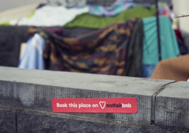 Ένα ψεύτικο Airbnb για αληθινούς άστεγους