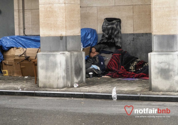 Ένα ψεύτικο Airbnb για αληθινούς άστεγους Ένα ψεύτικο Airbnb για αληθινούς άστεγους