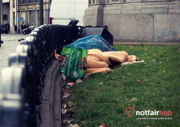 Ένα ψεύτικο Airbnb για αληθινούς άστεγους Ένα ψεύτικο Airbnb για αληθινούς άστεγους