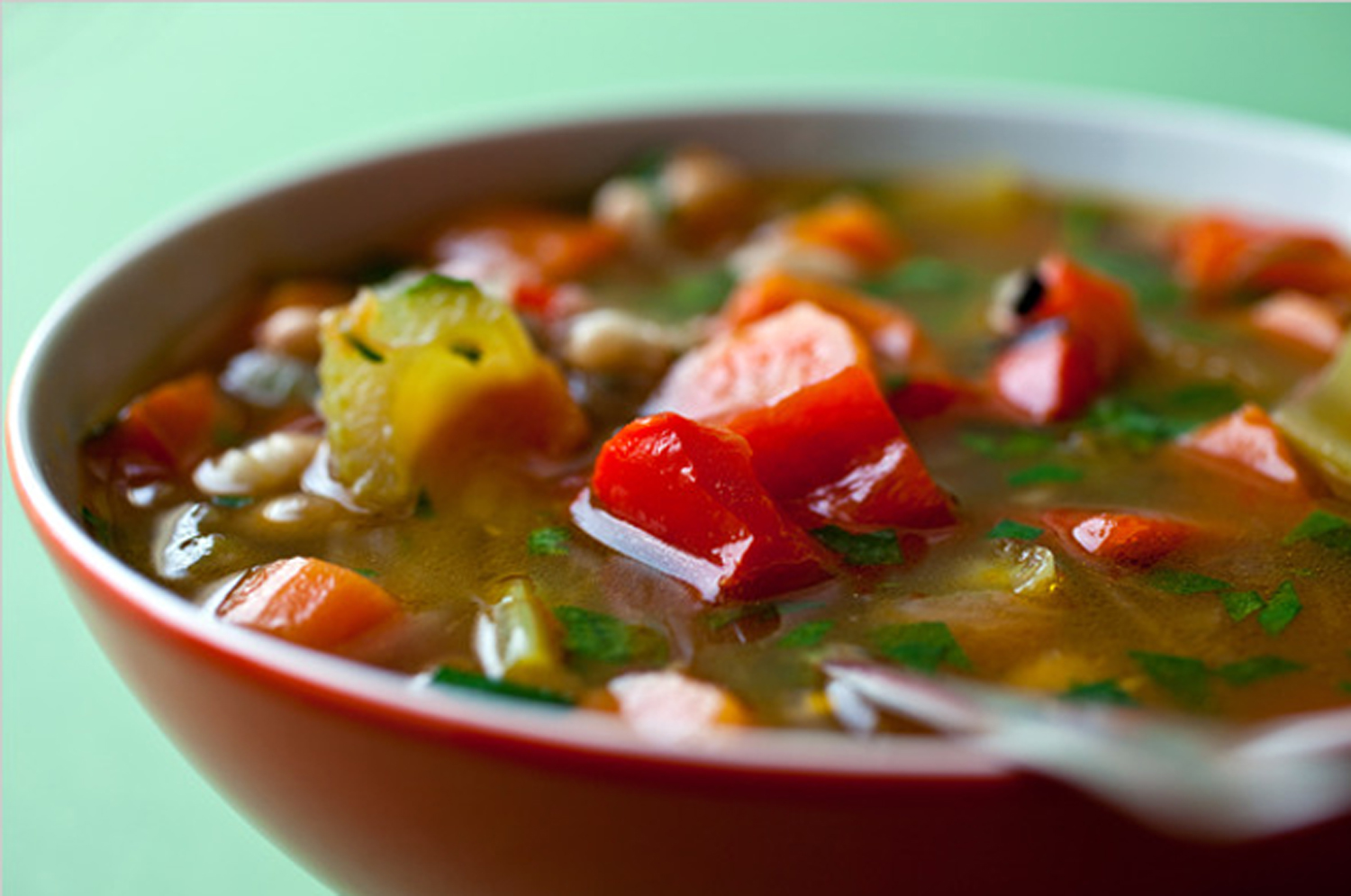 Εάν θέλουμε να ζεστάνουμε τη σούπα μας, καλό είναι να βγάλουμε το σέλινο και τα καρότα και να τα προσθέσουμε μετά το ζέσταμα στο πιάτο μας