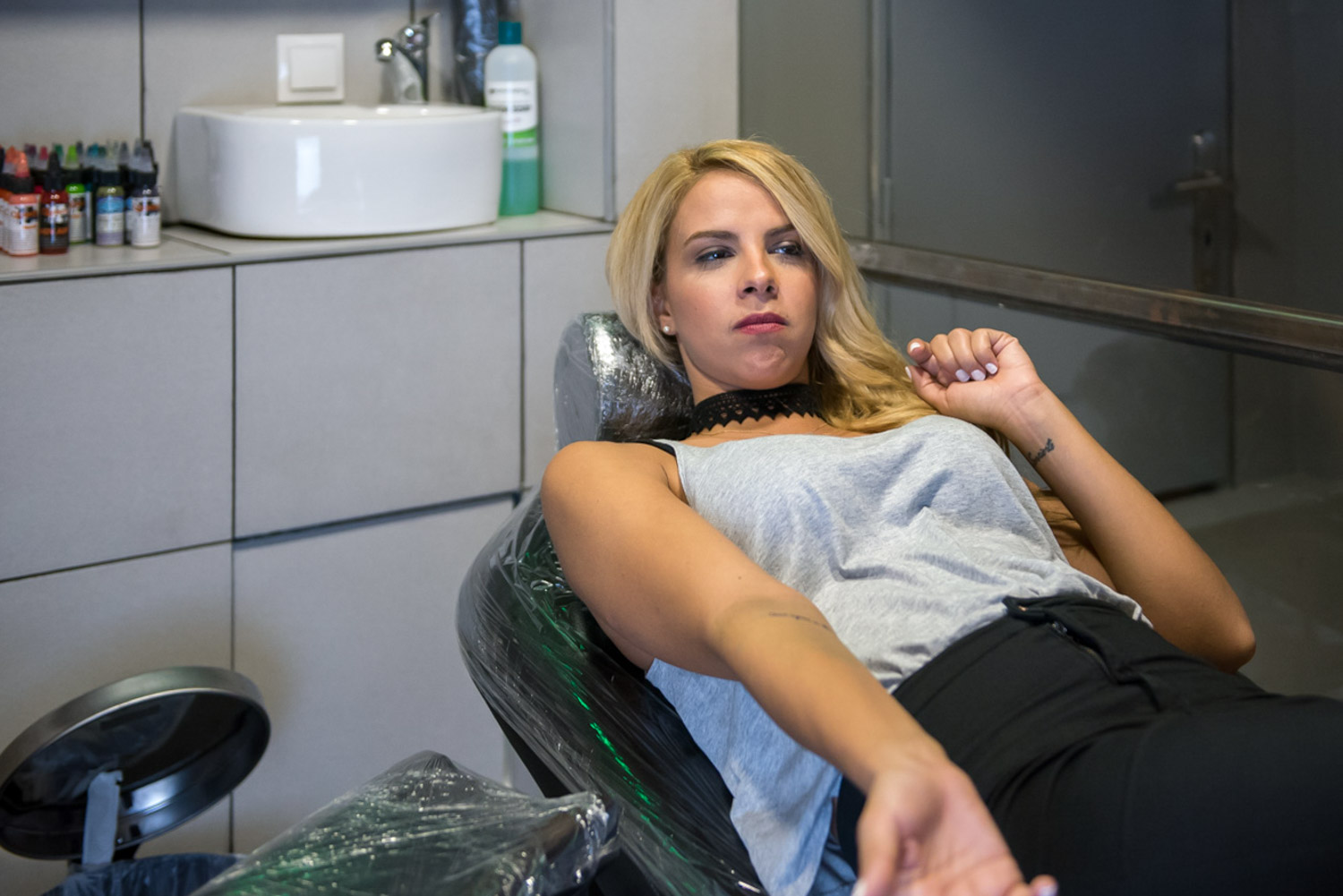 Κατά τα μέσα Νοέμβρη, έκανα το απονενοημένο. Τατουάζ μου ζητήσατε. Τατουάζ έκανα. Αληθινότατο, παρακαλώ. Διακρίνεις κι εσύ κάτι μεταξύ νεύρων, μυξοκλάματος και τρόμου στη φωτογραφία;