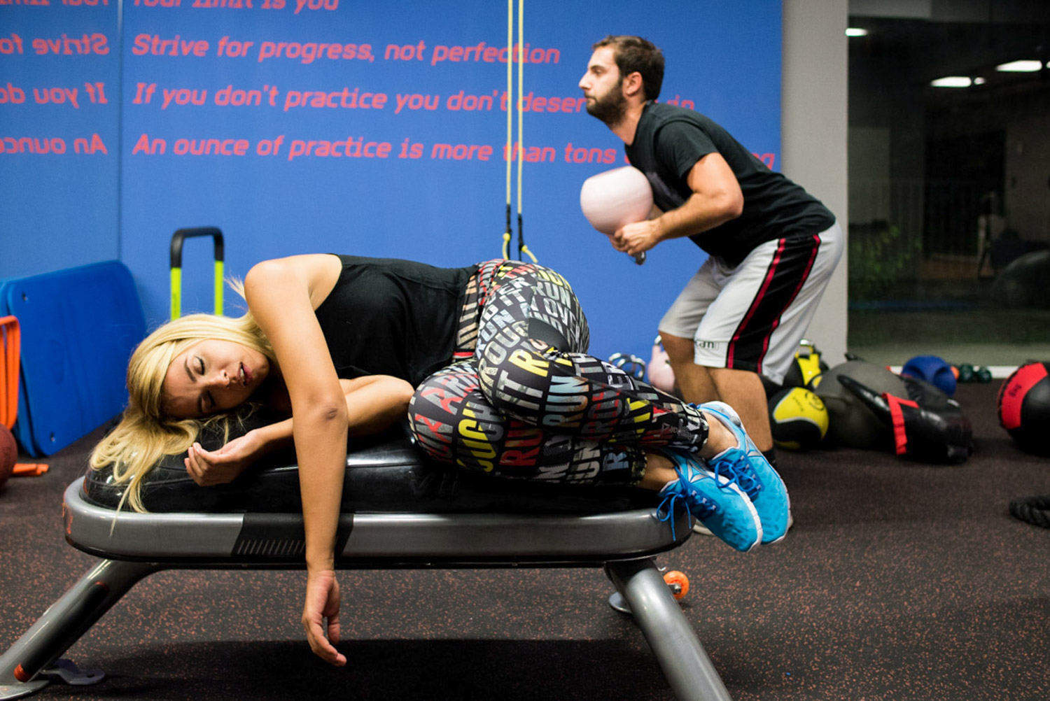 Είδαν κι απόειδαν στην Athens Voice και για να με σώσουν από το διεθνή διασυρμό, με έστειλαν σε γυμναστήρια και λοιπά αθλήματα. Όπως βλέπεις, το πήρα πολύ ζεστά.