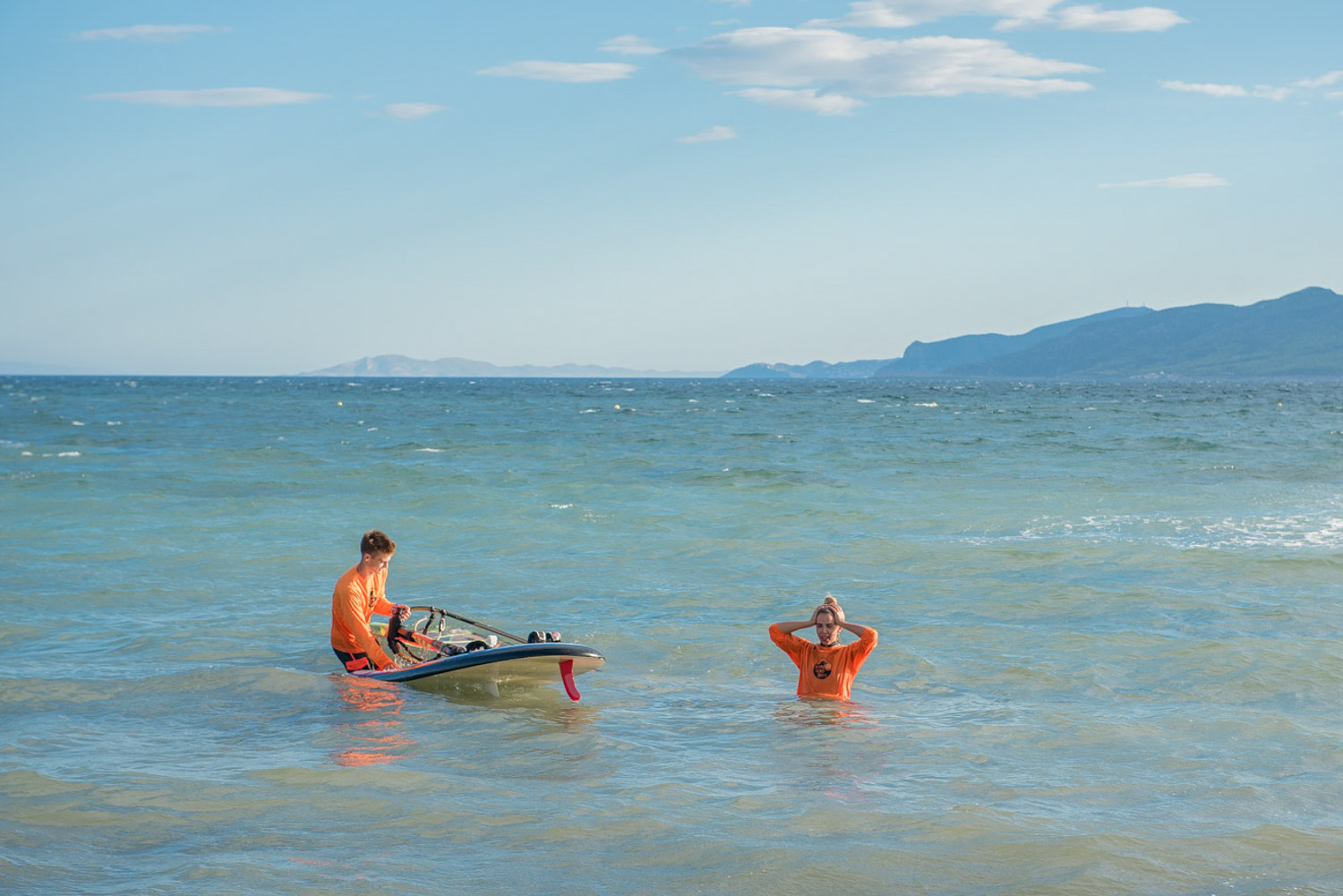Και εκεί που νόμιζα ότι είχα ξεμπερδέψει, χτυπάει το τηλέφωνο.  - Να μάθεις windsurf. - Μα είναι Οκτώβριος. - Τουτ, τουτ, τουτ. 