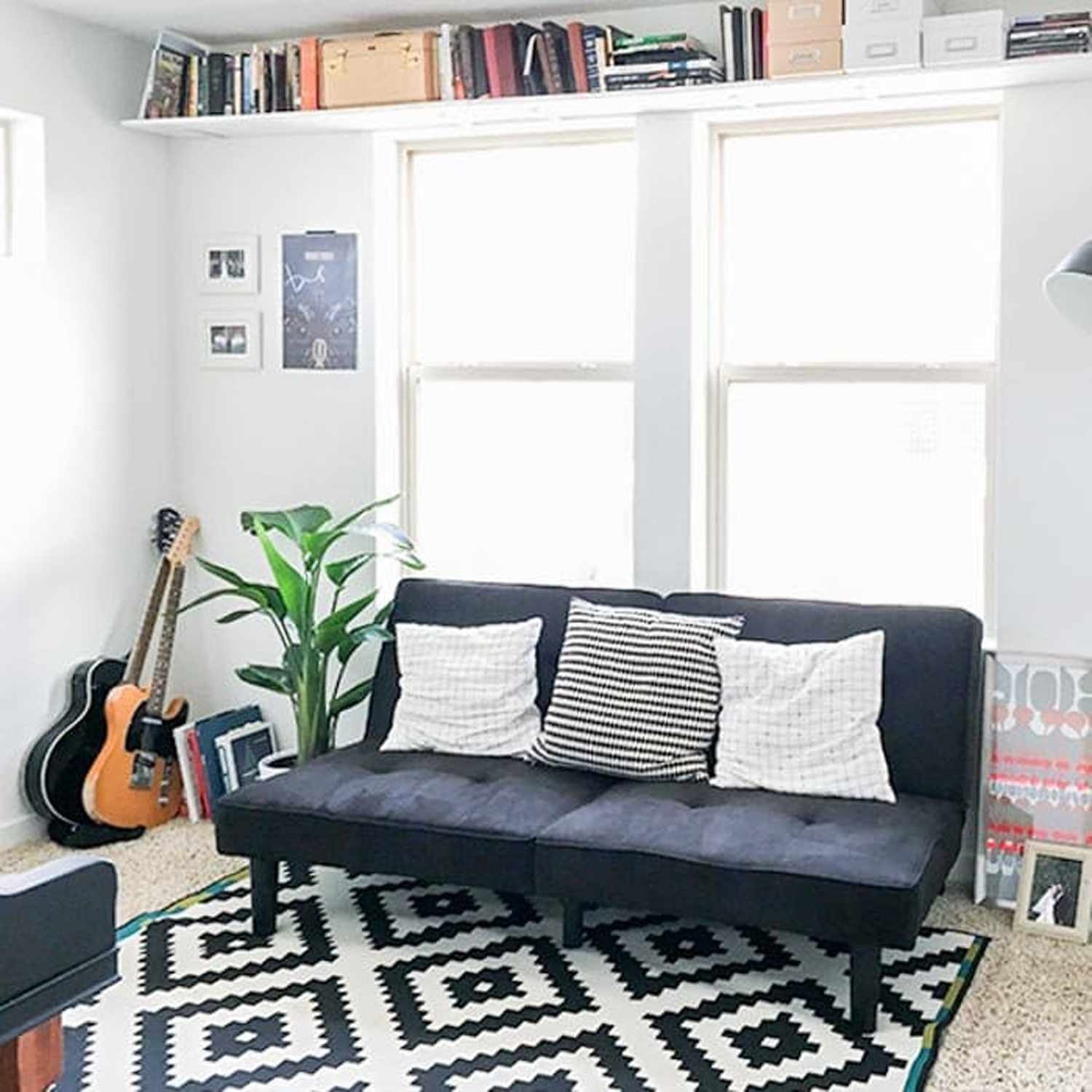 Ένα ράφι πάνω από τις πόρτες και τα παράθυρα εξασφαλίζει πολύτιμο αποθηκευτικό χώρο