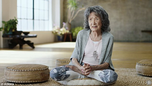 Η πιο γηραιά δασκάλα γιόγκα πλησιάζει τα 100 και συνεχίζει