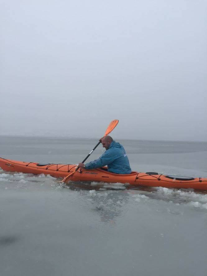Κάνοντας καγιάκ στην παγωμένη Παμβώτιδα (εικόνες)