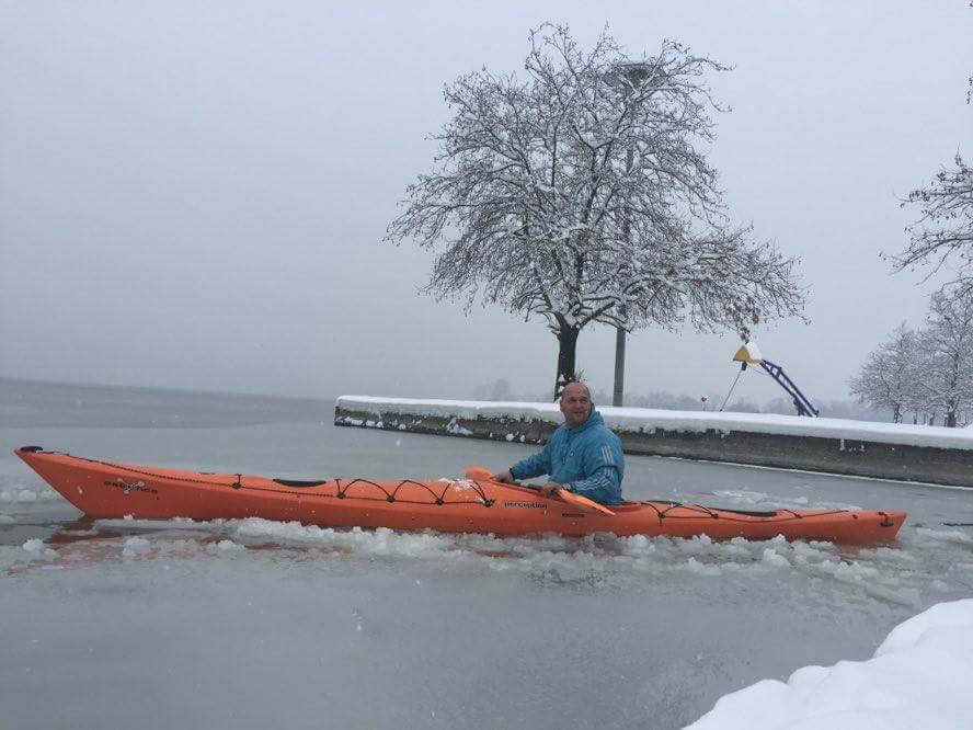 Κάνοντας καγιάκ στην παγωμένη Παμβώτιδα (εικόνες)