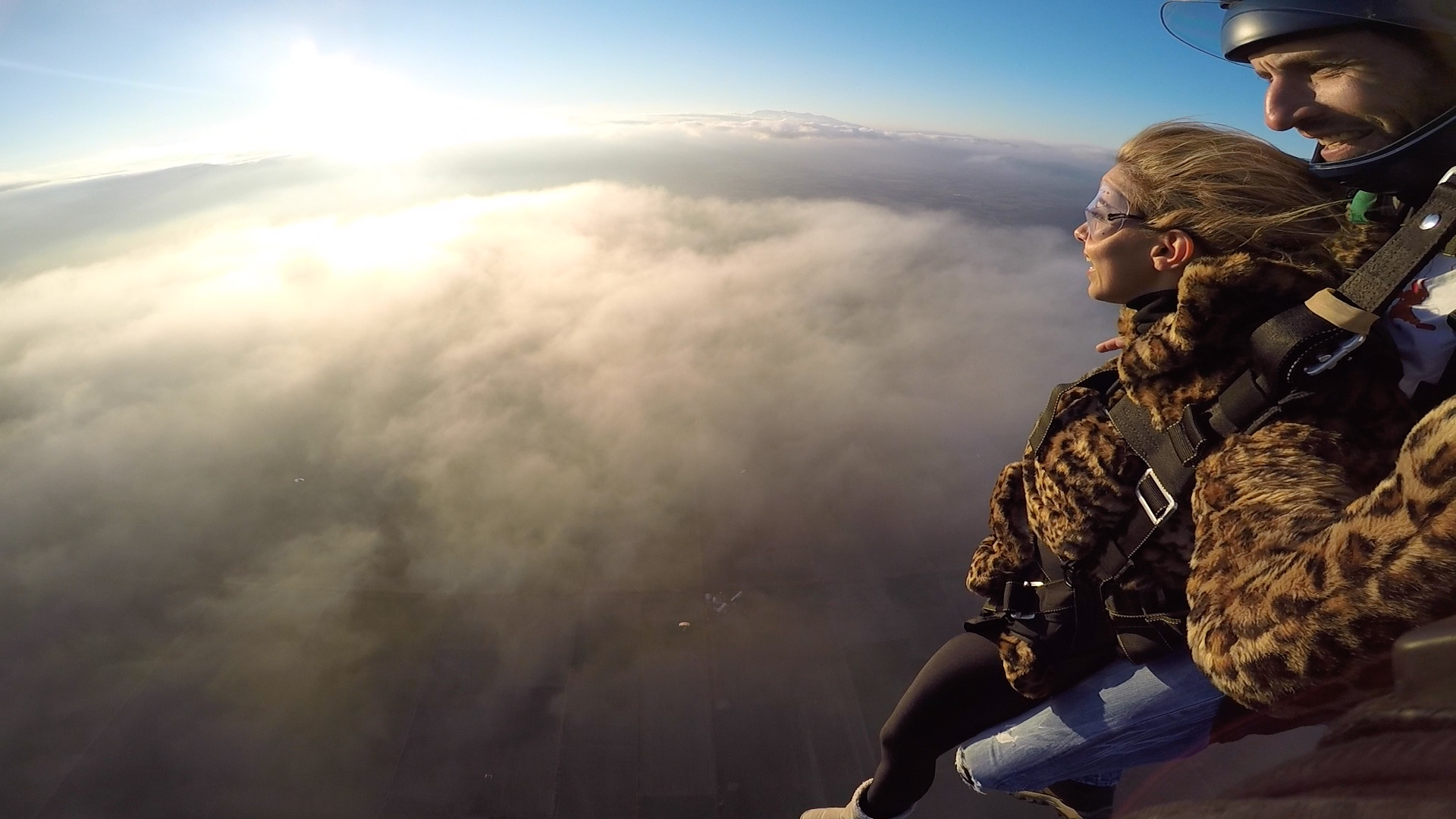 Είναι η ωραιότερη αίσθηση στον κόσμο να πετάς χαλαρός πάνω απ' τα σύννεφα μόλις έχει ανοίξει το αλεξίπτωτό σου. Όσοι το έχουν δοκιμάσει, θα στο επιβεβαιώσουν. Το δοκίμασα πέρσι για τις ανάγκες γυρίσματος στο Netwix για την εκπομπή "Υolo" και πίστεψέ με στην αρχή δεν ψηνόμουν καθόλου να πέσω από τα 16.000 πόδια. Όμως, τη στιγμή που πάτησα το πόδι μου στη γη παίζει να ξεπέρασα 3.217 φοβίες μου. Περίπου. 