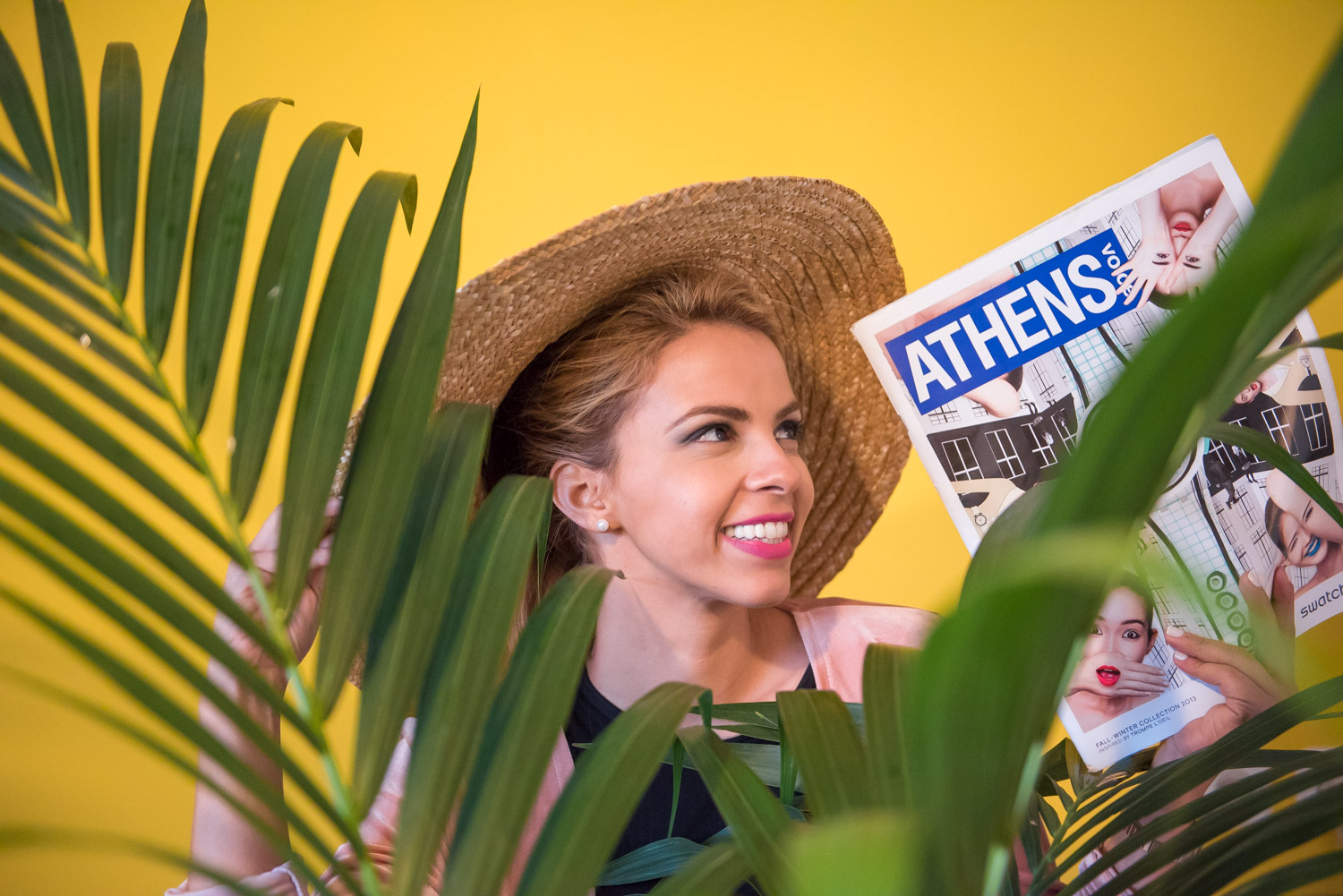 Eπειδή εκεί έξω είναι μια ζούγκλα -στο internet εννοώ- άκου πως έχουν τα πράγματα. Ξυπνάς το πρωί με το καφεδάκι σου, διαβάζεις Athens Voice. Κάνεις διάλειμμα στη δουλειά, διαβάζεις Athens Voice. Γυρνάς με το λεωφορείο στο σπίτι, διαβάζεις Athens Voice. Χαλαρώνεις στον καναπέ αγκαλίτσα με το έτερον ήμισυ, διαβάζετε Athens Voice. Δεν θέλω να σε πιέσω, αλλά πρέπει. -Μυρίζομαι προαγωγή.-