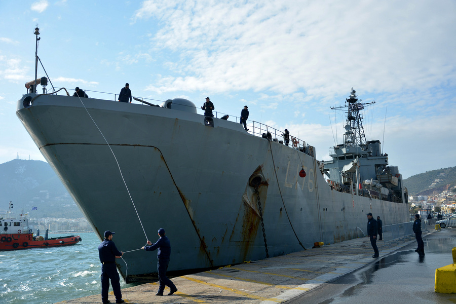 Με το ζόρι πάνε στο «Λέσβος» του Πολεμικού Ναυτικού οι πρόσφυγες από τη Μόρια (εικόνες) Με το ζόρι πάνε στο «Λέσβος» του Πολεμικού Ναυτικού οι πρόσφυγες από τη Μόρια (εικόνες)