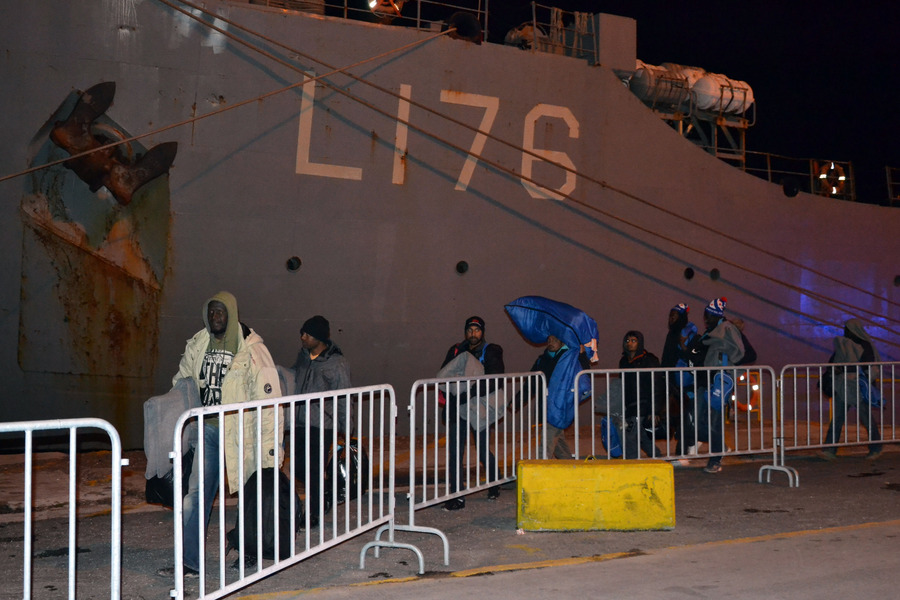 Με το ζόρι πάνε στο «Λέσβος» του Πολεμικού Ναυτικού οι πρόσφυγες από τη Μόρια (εικόνες)