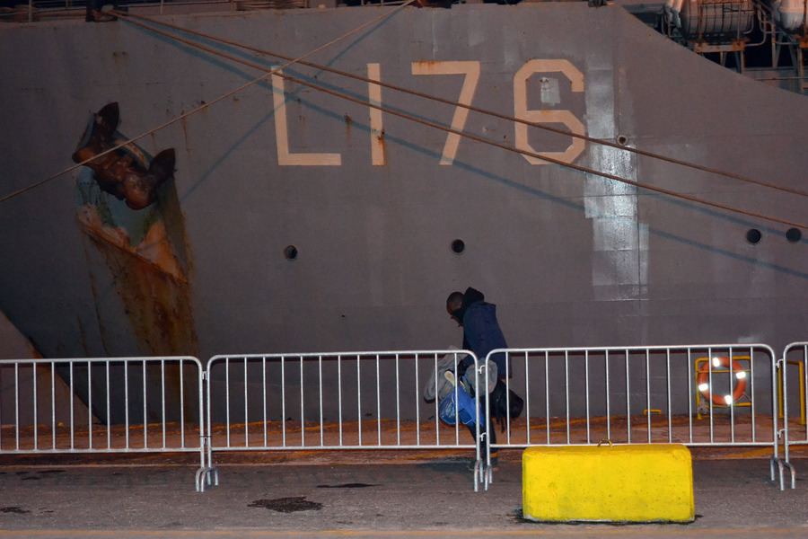 Με το ζόρι πάνε στο «Λέσβος» του Πολεμικού Ναυτικού οι πρόσφυγες από τη Μόρια (εικόνες) Με το ζόρι πάνε στο «Λέσβος» του Πολεμικού Ναυτικού οι πρόσφυγες από τη Μόρια (εικόνες)