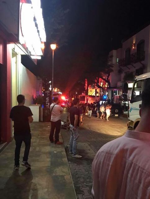 Τουλάχιστον 5 νεκροί σε ανταλλαγή πυροβολισμών σε κλαμπ στο Μεξικό (εικόνες, video) Τουλάχιστον 5 νεκροί σε ανταλλαγή πυροβολισμών σε κλαμπ στο Μεξικό (εικόνες, video)