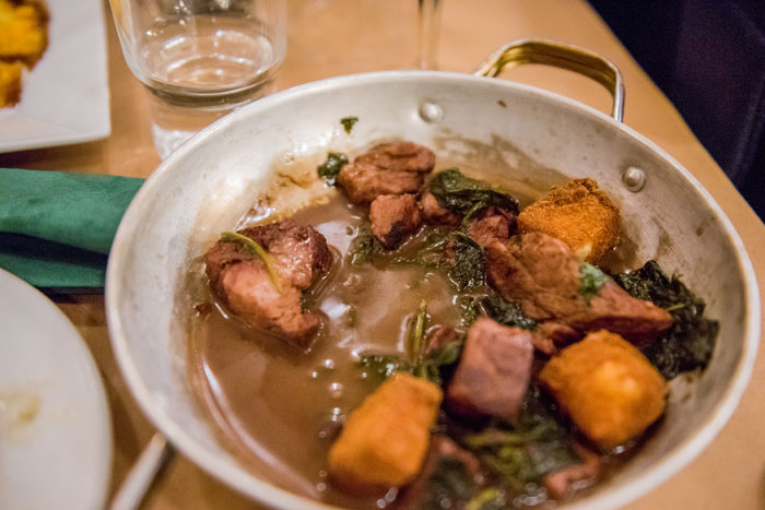 Χοιρινή τηγανιά με κρουτόν από κεφαλοτύρι και ρόκα