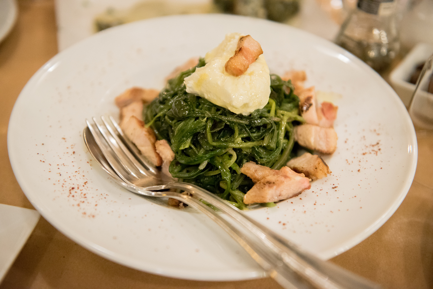 Σαλάτα με σταμναγκάθι, κατίκι Δομοκού, ψητή πανσέτα και σάλτσα πορτοκαλιού