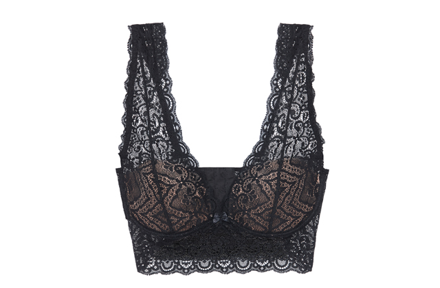 Μερικές φορές τα εσώρουχα είναι τόσο όμορφα που δεν θα έπρεπε να τα κρύβεις. Όπως το νέο “Lace Bra Top” της Intimissimi.