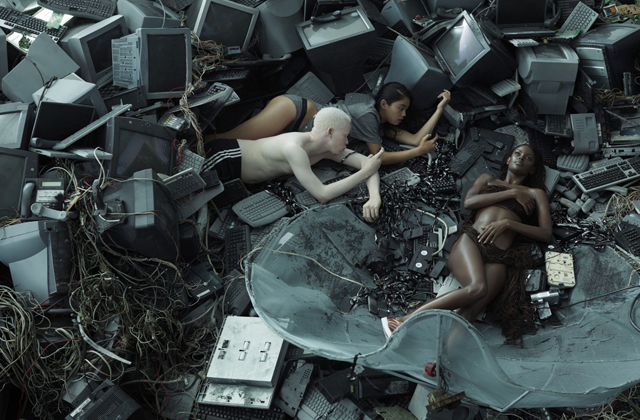 Tα adidas Originals εξελίσσουν την ιστορία του χαρακτηριστικού λογοτύπου του brand, αμφισβητώντας κάθε πτυχή της ουσιαστικής σημασίας της λέξης original