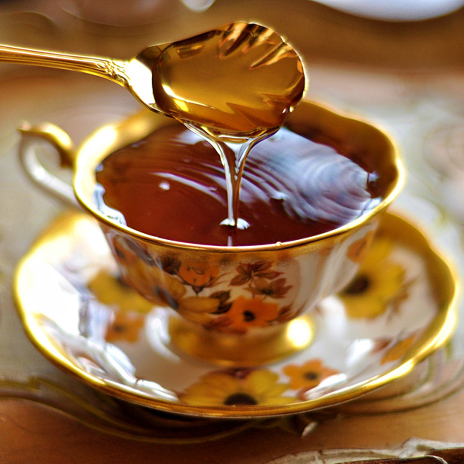 Το μέλι είναι πλούσιο σε υδατάνθρακες, πρωτεΐνες, βιταμίνες του συμπλέγματος Β, αμινοξέα, ένζυμα, ιχνοστοιχεία