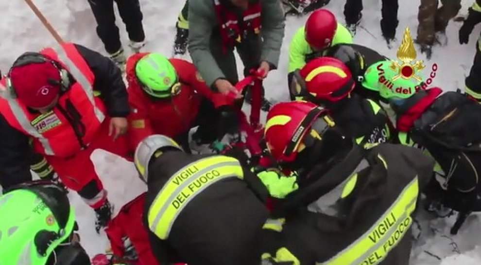 Η στιγμή της διάσωσης μιας μητέρας και του γιου της, έπειτα από 42 ώρες στο χιόνι και τα χαλάσματα