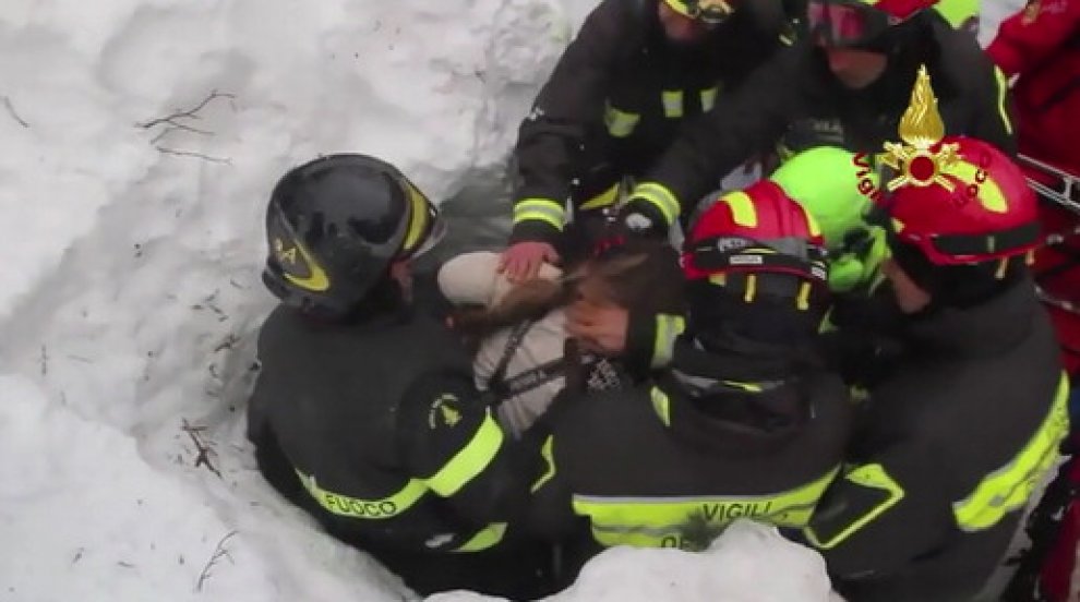 Η στιγμή της διάσωσης μιας μητέρας και του γιου της, έπειτα από 42 ώρες στο χιόνι και τα χαλάσματα