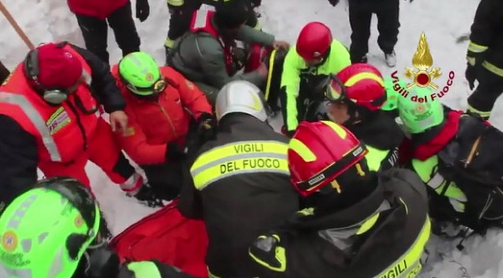 Η στιγμή της διάσωσης μιας μητέρας και του γιου της, έπειτα από 42 ώρες στο χιόνι και τα χαλάσματα