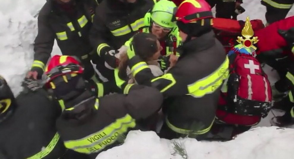 Η στιγμή της διάσωσης μιας μητέρας και του γιου της, έπειτα από 42 ώρες στο χιόνι και τα χαλάσματα