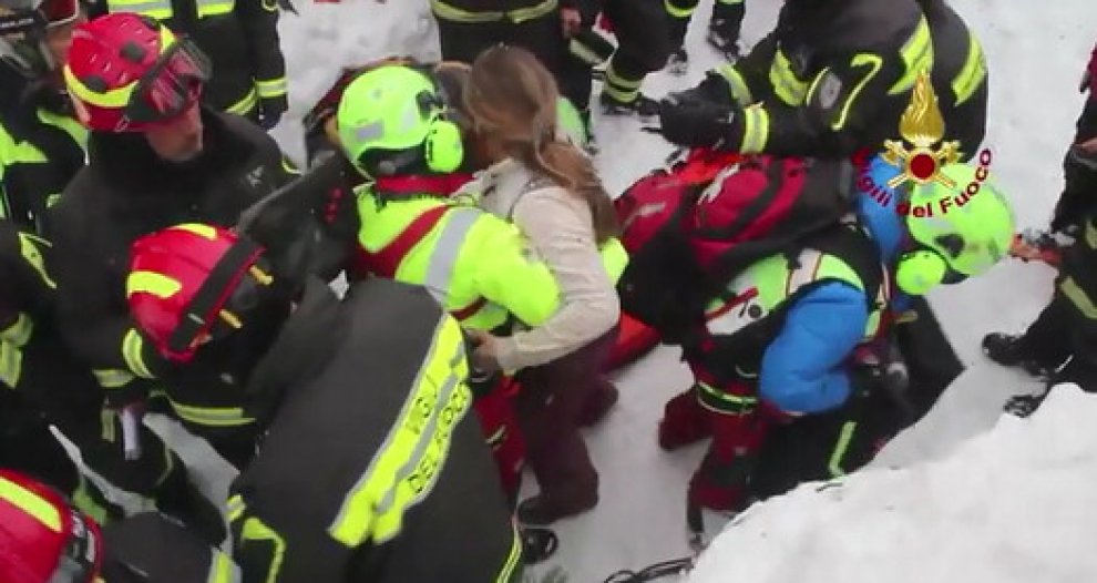 Η στιγμή της διάσωσης μιας μητέρας και του γιου της, έπειτα από 42 ώρες στο χιόνι και τα χαλάσματα
