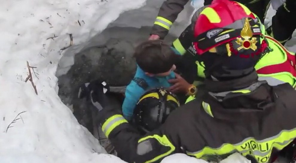 Η στιγμή της διάσωσης μιας μητέρας και του γιου της, έπειτα από 42 ώρες στο χιόνι και τα χαλάσματα
