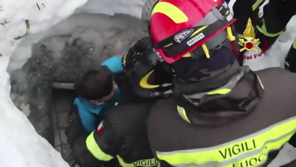 Η στιγμή της διάσωσης μιας μητέρας και του γιου της, έπειτα από 42 ώρες στο χιόνι και τα χαλάσματα