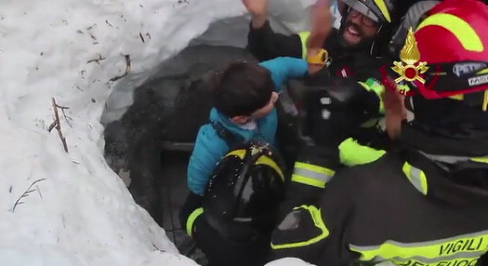 Η στιγμή της διάσωσης μιας μητέρας και του γιου της, έπειτα από 42 ώρες στο χιόνι και τα χαλάσματα