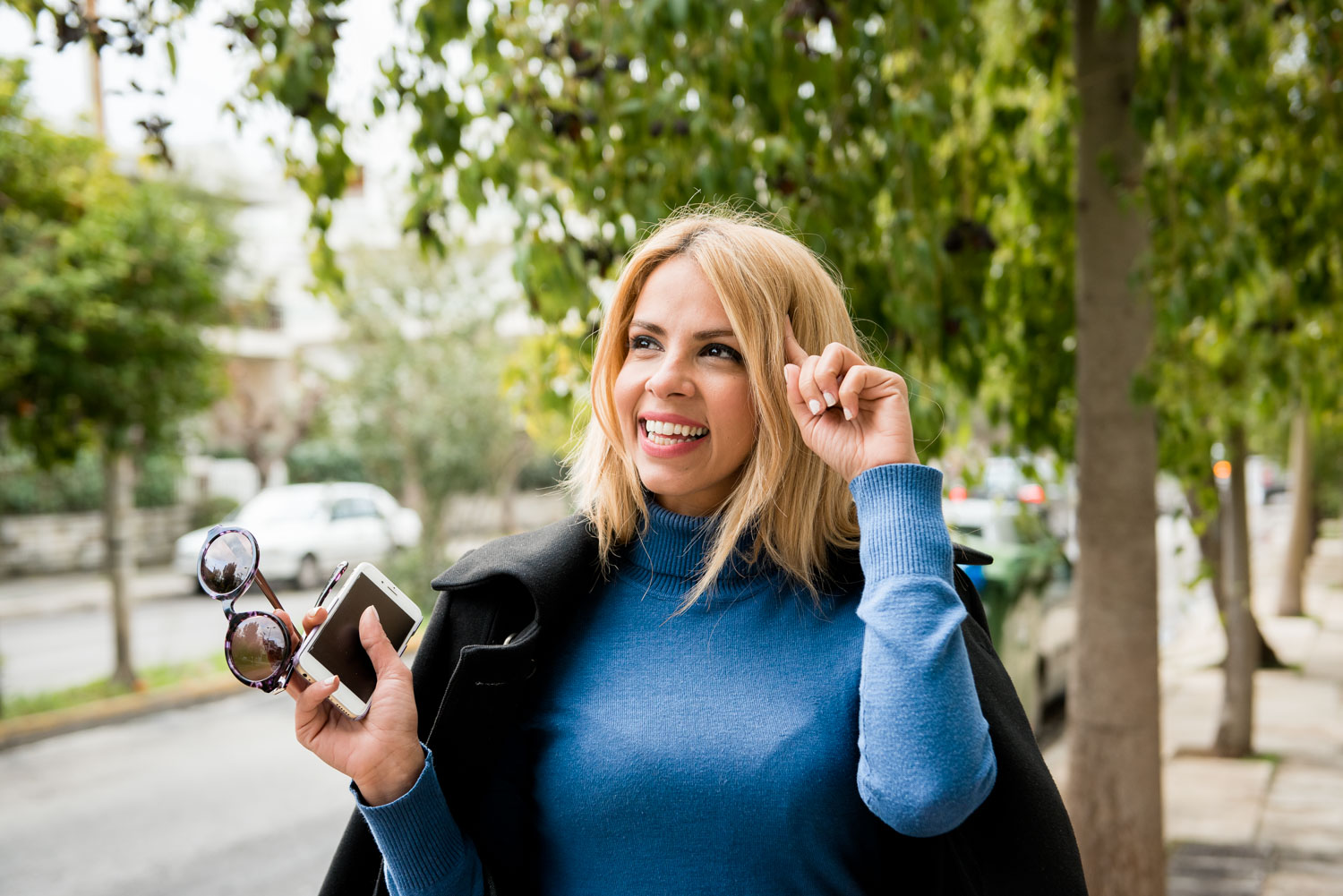 Καλά που το θυμήθηκα! Υπάρχει, λέει, μία υπηρεσία που με το πάτημα ενός κουμπιού από το κινητό ή τον υπολογιστή σου σού φέρνουν −όπου κι αν βρίσκεσαι στην Αττική− ένα ολοκαίνουργιο καλσόν εντελώς δωρεάν. Αποκλείεται, θα μου πεις. Εγώ θα το δοκιμάσω αμέσως τώρα και θα σου πω.